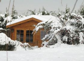 chalet en bois sous la neige