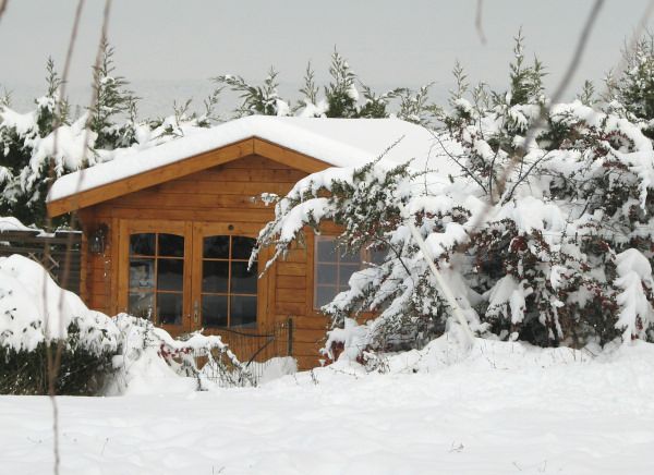 chalet en bois sous la neige